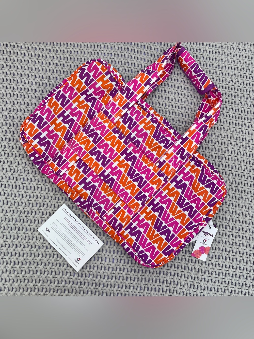 ALOHA Collection• HAWAIIAN AIRLINES KEEP IT LIGHT WEEKENDER In VINTAGE HAWAIIAN - Picture 4 of 9